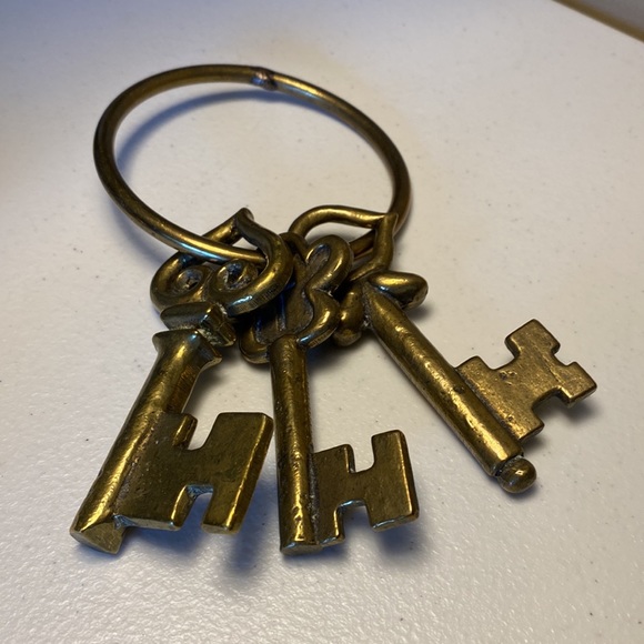 Brass Skeleton Keys with Ring - Picture 5 of 5